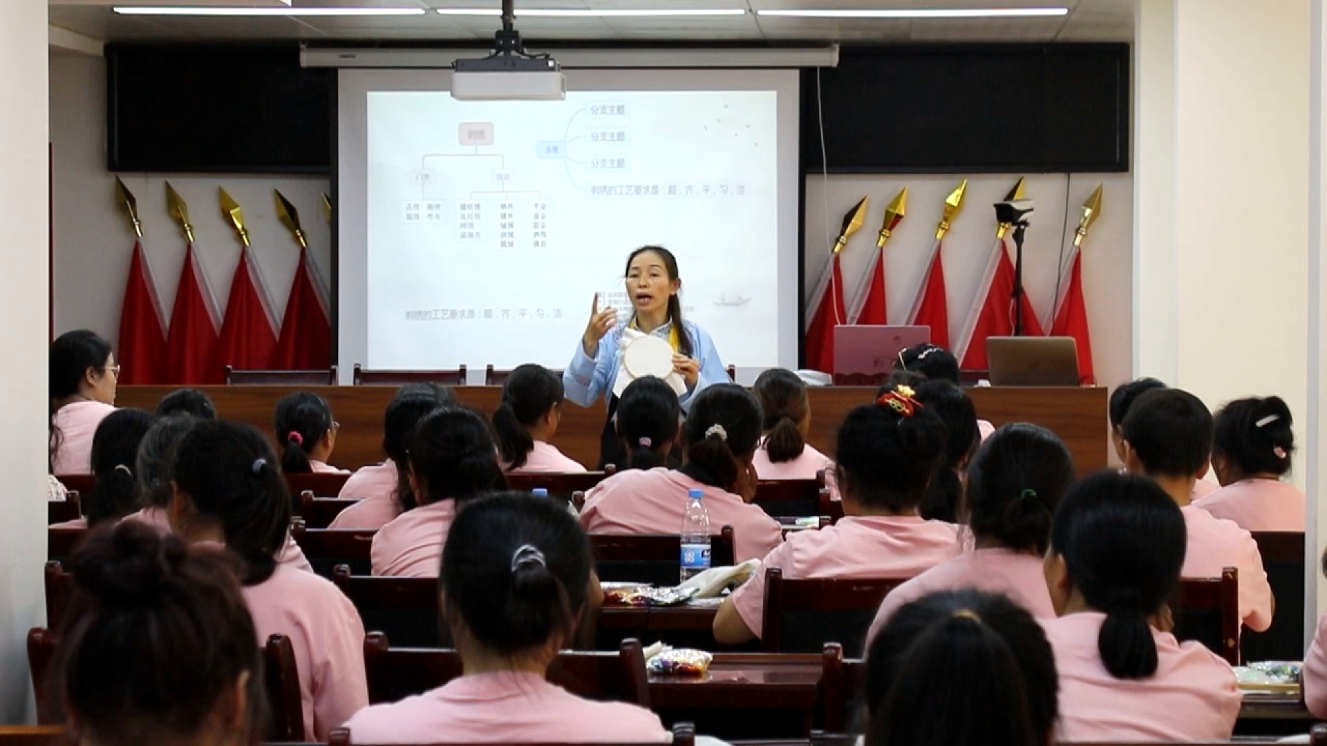 BOB半岛·体育(中国)官方网站贵州平塘：刺绣培训开启群众“锦绣”生活(图1)