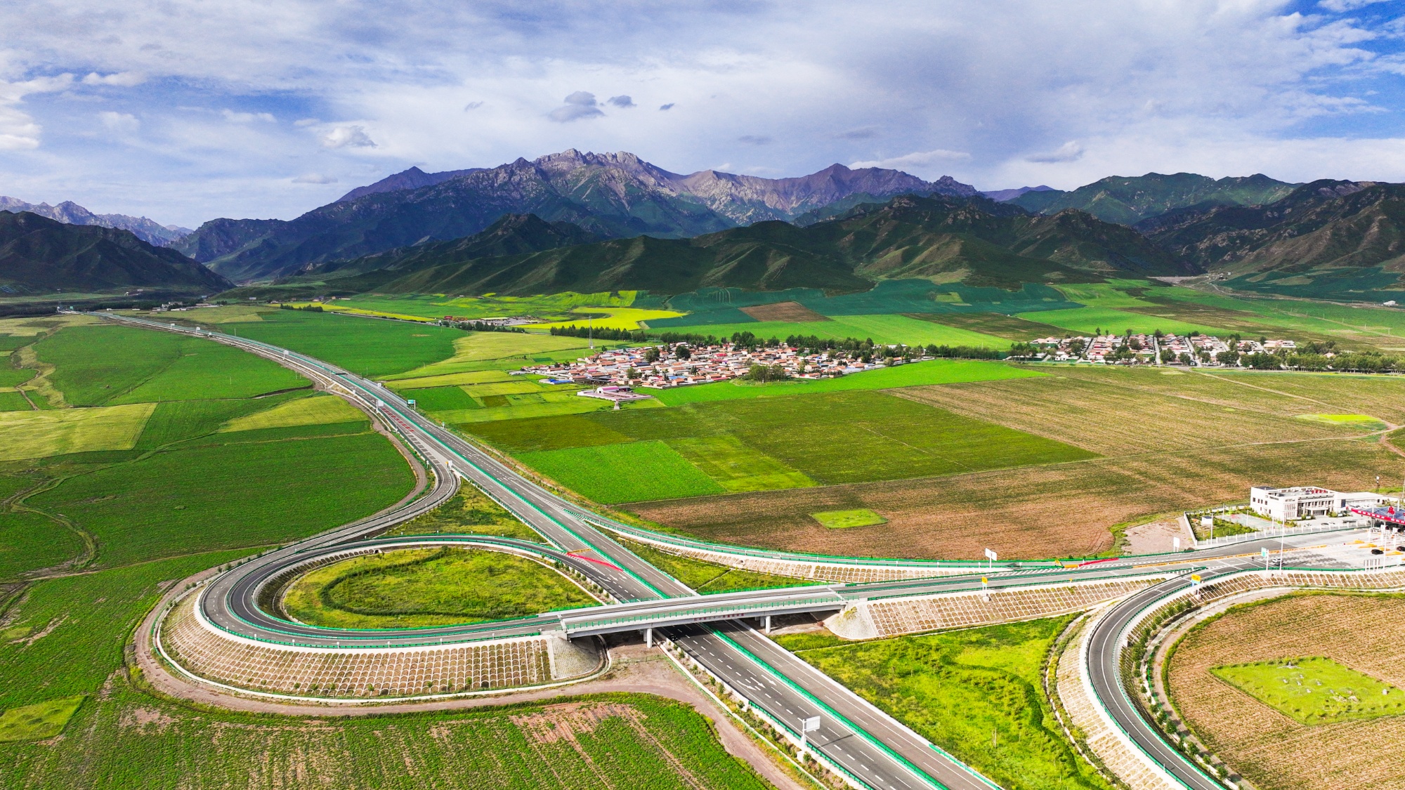 甘肃民乐公路建设助推乡村振兴迈入快车道