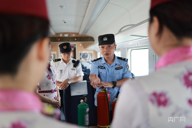 重庆铁路警方开展夏季列车消防安全培训演练