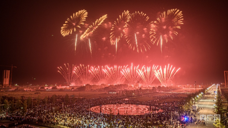 大连:万人同赏!无人机 焰火秀点亮海岛"最美夜空"_央广网