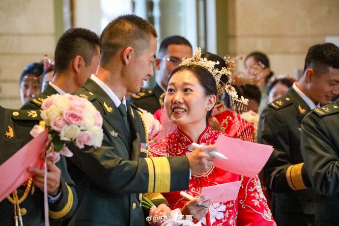 撒糖了陆军官兵集体婚礼甜蜜来袭