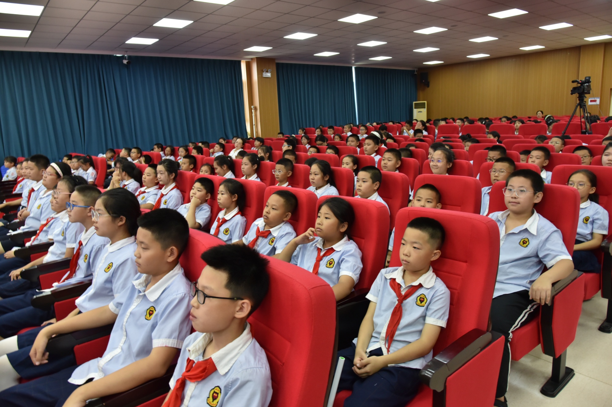 同学们认真听讲(央广网发  长春市明德小学供图)一个典型一面旗帜,一