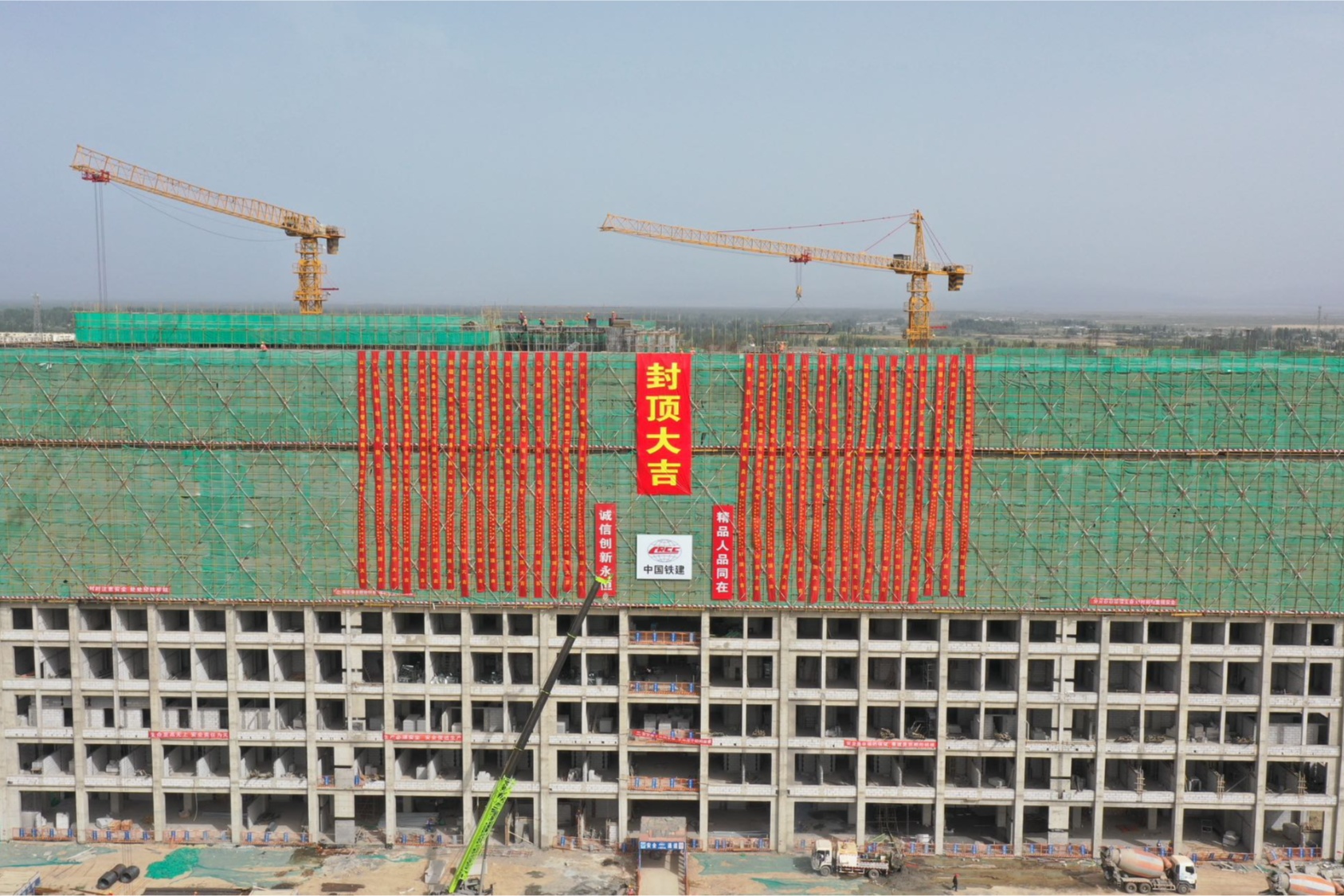 轮台县城乡医疗一体化建设项目主体封顶