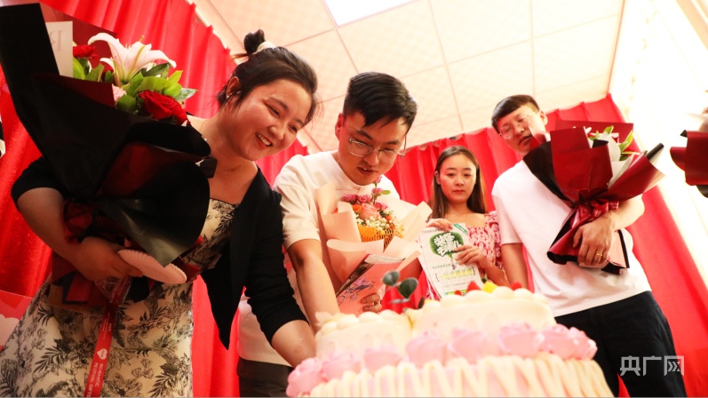 甘肃民乐为12对新人集体颁发结婚证