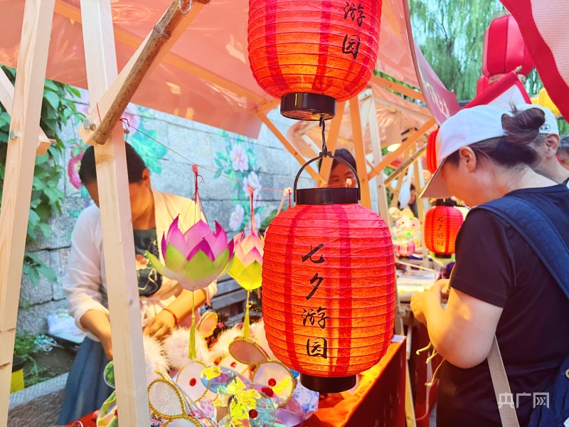 古风摊位前,灯笼高挂(央广网记者  王进文  摄)活动现场,从视觉风格到