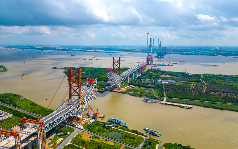 他的通勤问题很快会有大的改善,在常州和泰州之间,一条全新的跨江大桥