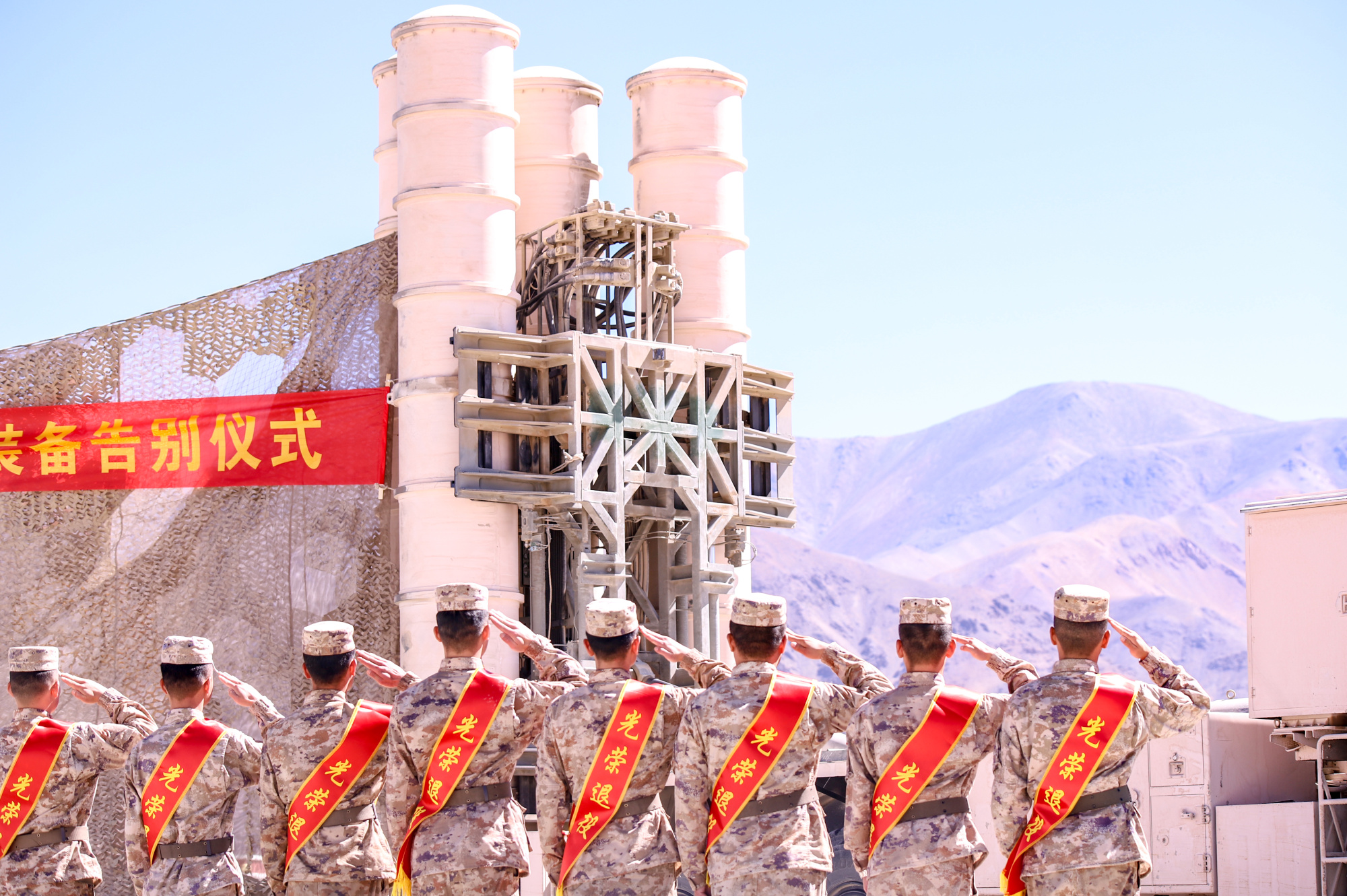 空军某部组织退役士兵向装备告别仪式_央广网