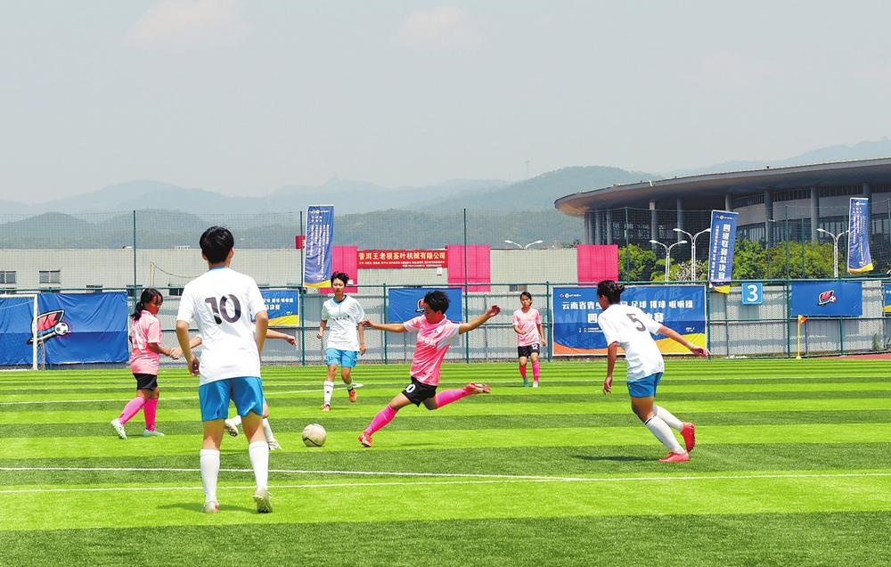 云南：普及校园足球 促学生全面发展