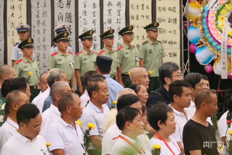 一座城送别一个人  龚全珍老阿姨一路走好