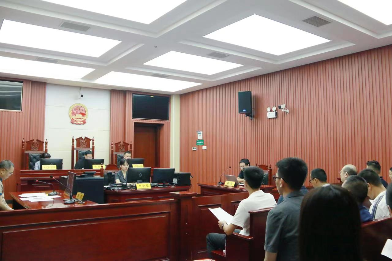 与会人员旁听案件庭审(李熠杨  供图)区政协副主席,区工商联主席李沁