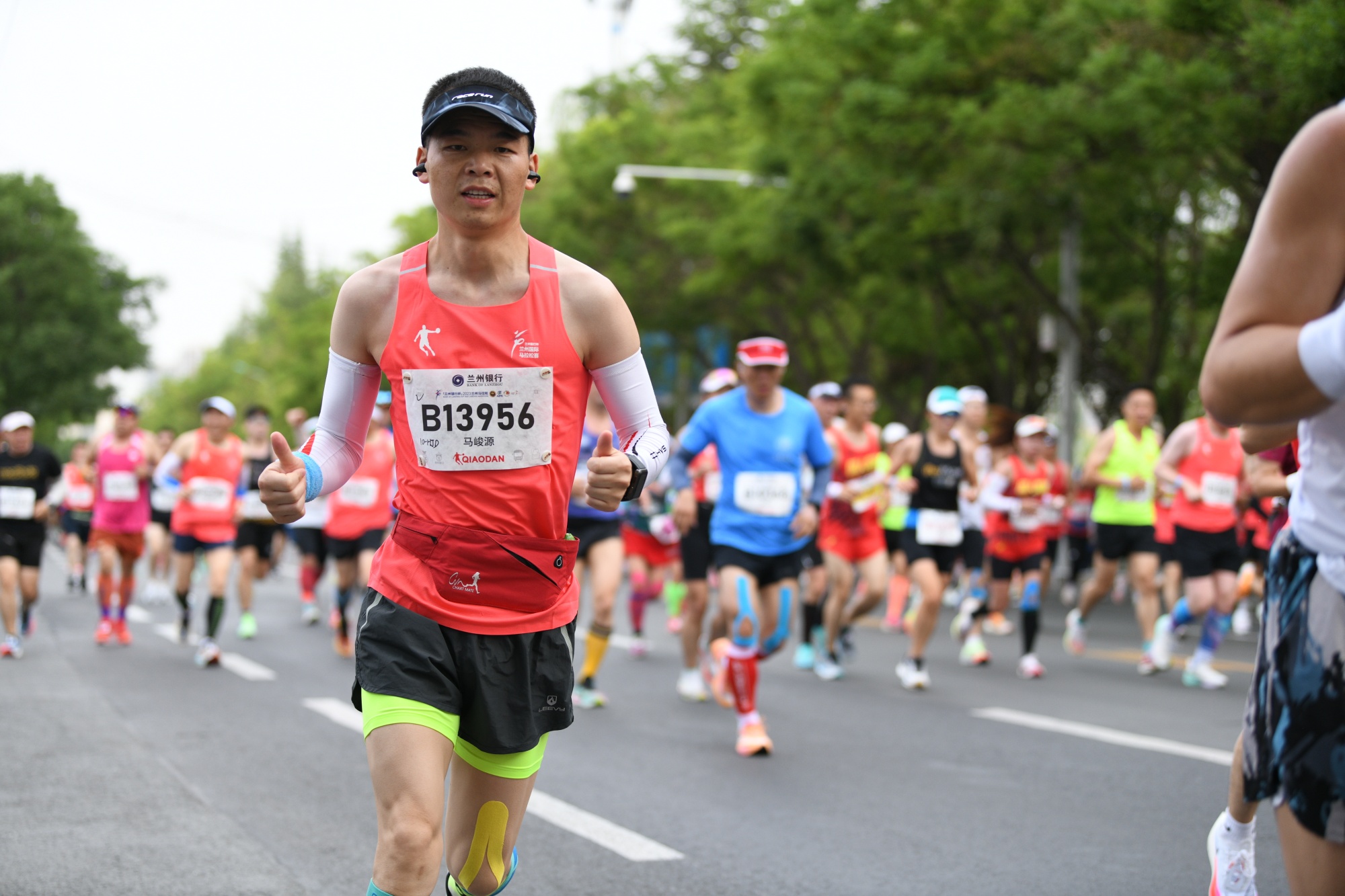 站在马拉松赛道上的高原铁路人