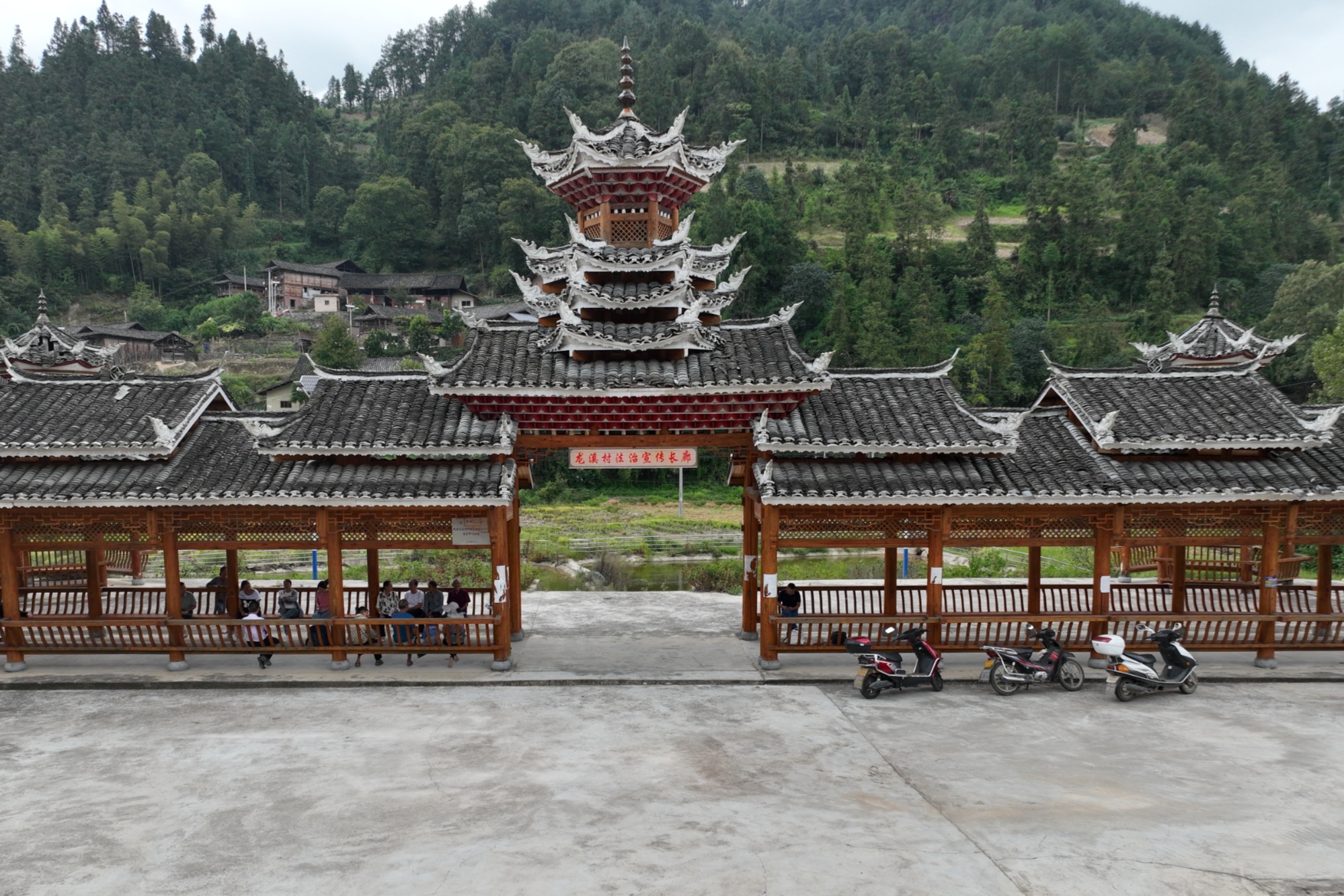 龙溪村法治宣传长廊(吴银林  摄)"镇,村干部经常来给我们讲解常用的