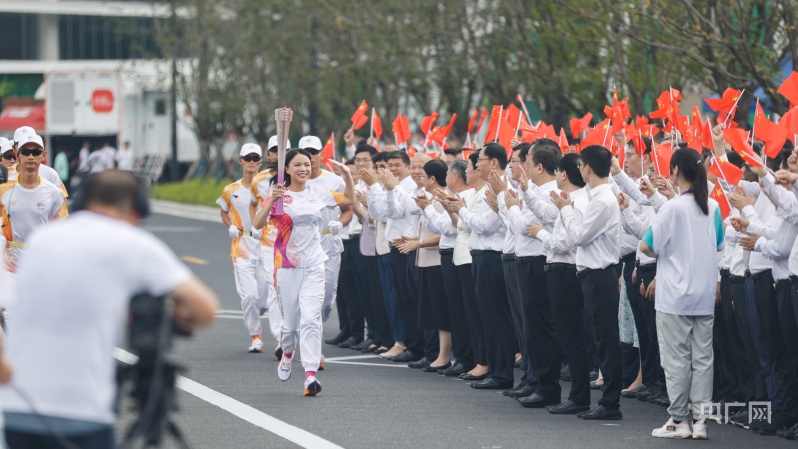 亚运来了｜山海水城，杭州亚运会火炬在台州传递