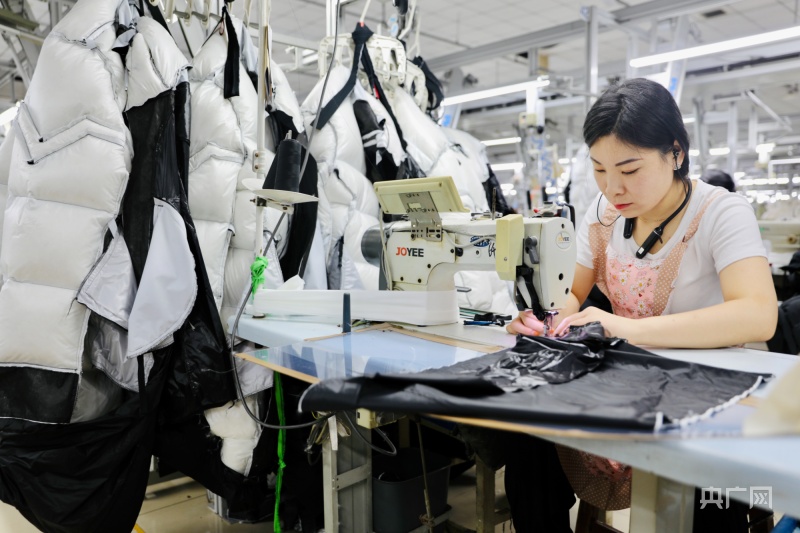河北宁晋：小双赢彩票纱线、小布块“织造”百亿纺织服装大产业(图1)