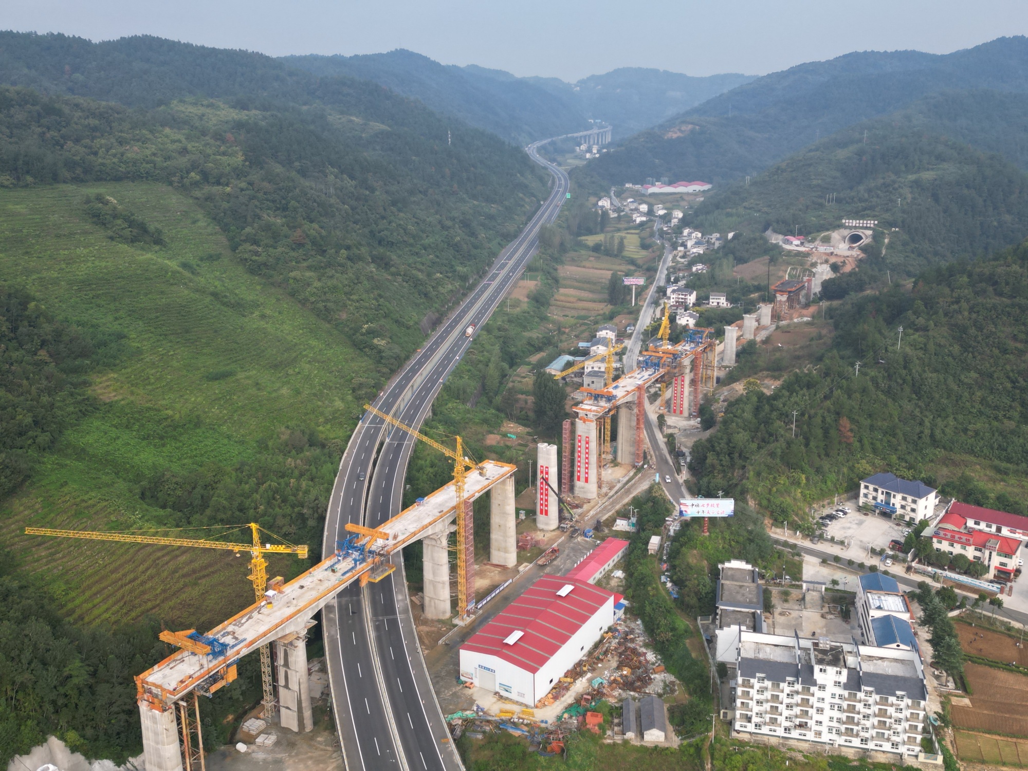 西十高铁湖北段首个跨福银高速的立交特大桥连续梁合龙 央广网