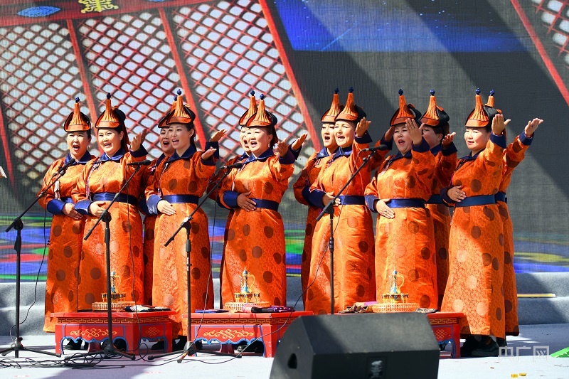 村歌嘹亮庆丰收