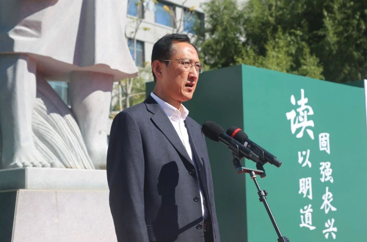 后勤处幼儿园分别带来了民乐合奏《盛世国乐》,舞蹈《庆丰收》等热场
