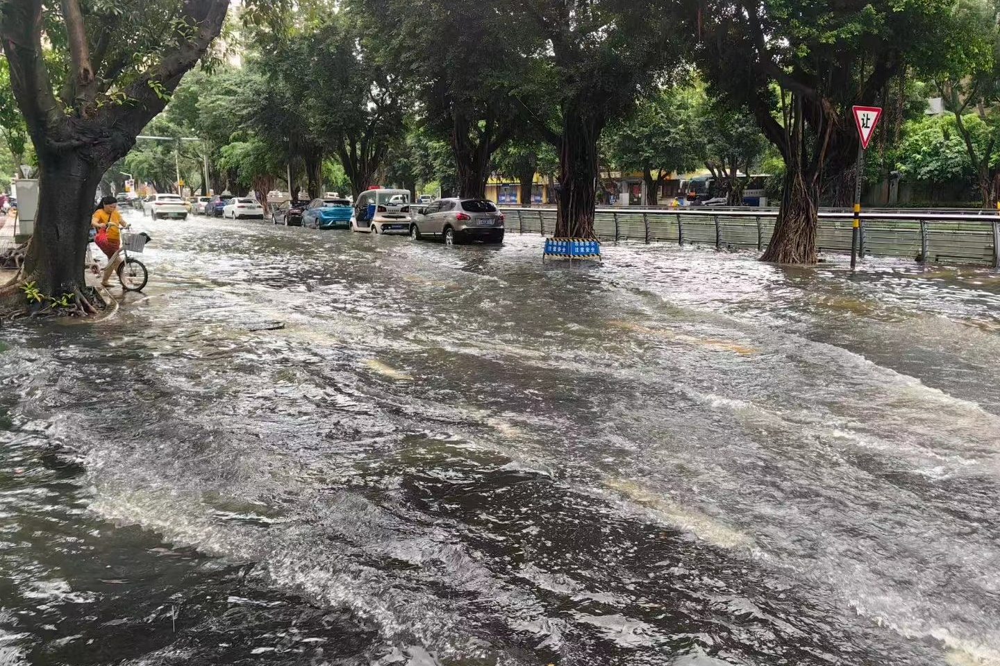 受降雨影响 海口市多条道路积水,公共交通线路暂停或绕行运营_央广网