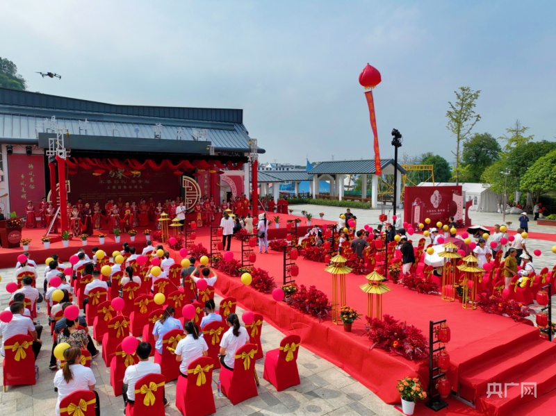 不要彩礼要幸福"集体婚礼现场(央广网发  梁欣  摄)萍乡市委常委