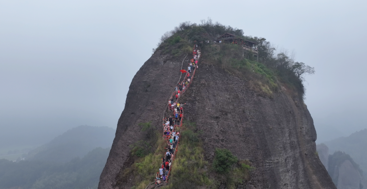 新宁崀山迎来国庆假期旅游高峰