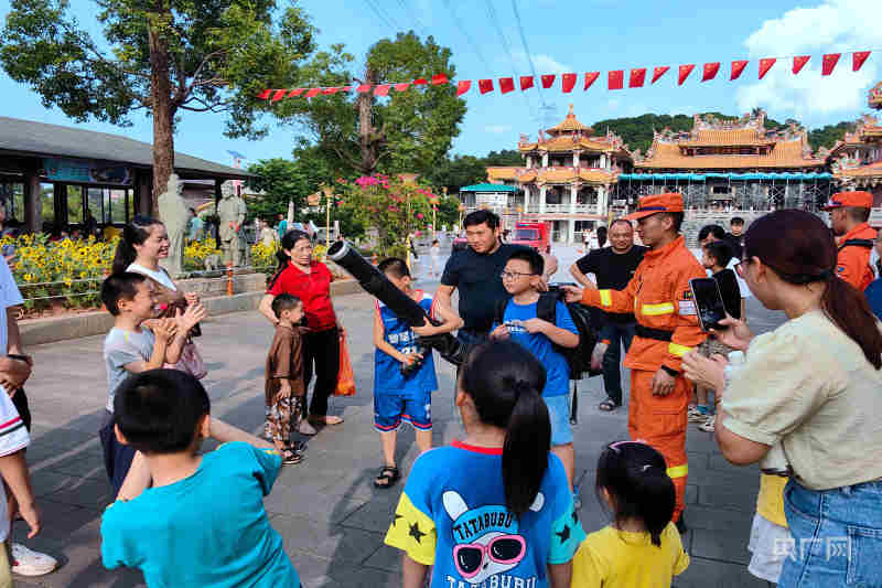 谈球吧体育厦门：防火宣传进山入景区 筑牢森林防火“阻燃网”(图2)