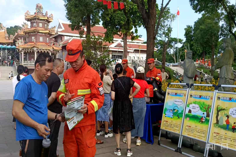 谈球吧体育厦门：防火宣传进山入景区 筑牢森林防火“阻燃网”(图1)