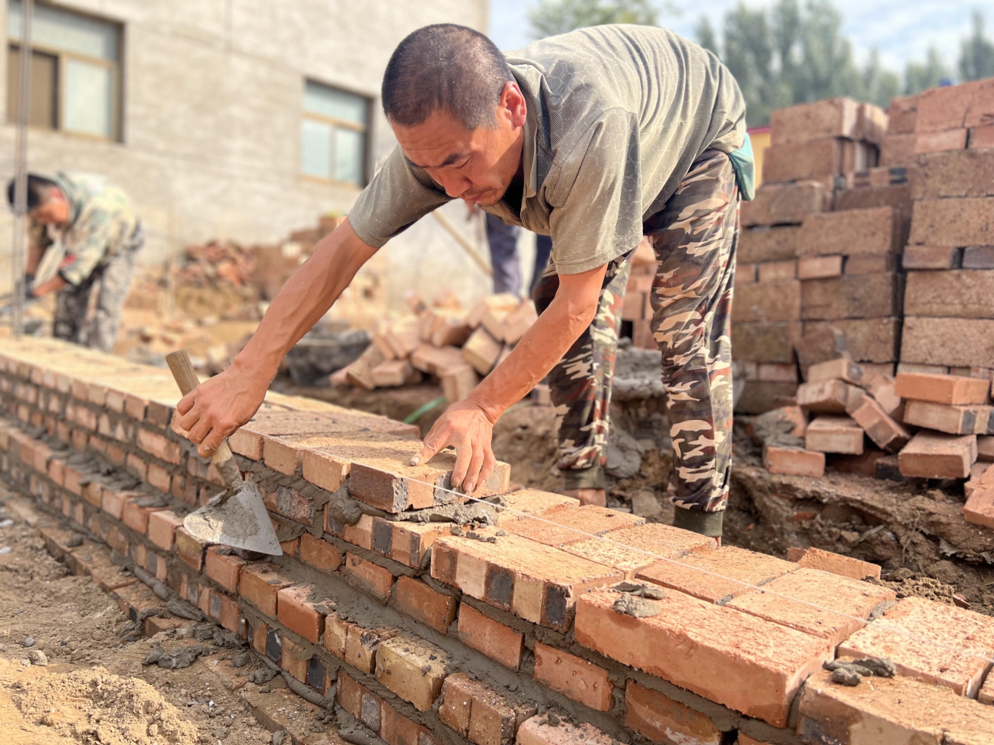 河北涿州：域外28支施工队帮助受灾群众重建家园