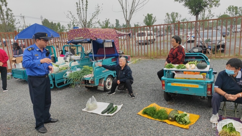 杨宋镇开辟临时早市 满足本地农户卖菜需求