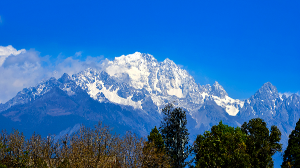 丽江遥望玉龙雪山