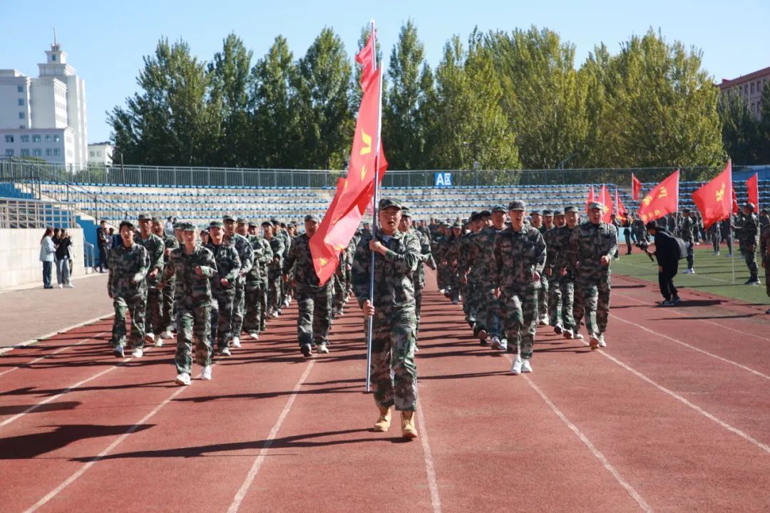 黑龙江农业职业技术学院举行2023级新生开学典礼暨军训总结表彰大会