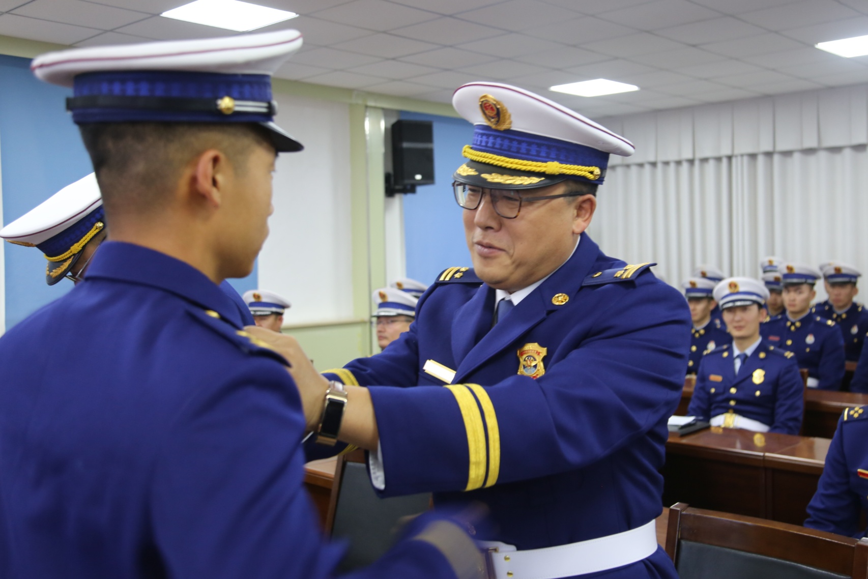 吴晓波政委亲自为消防员佩戴肩章  (贾虎林  摄)仪式中,阿勒泰地区