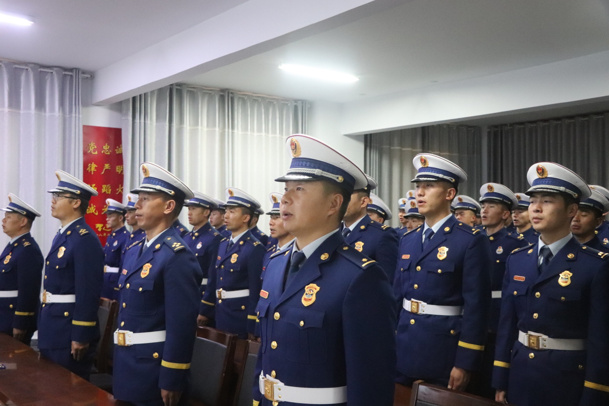 57名森林消防员晋升消防救援衔_央广网