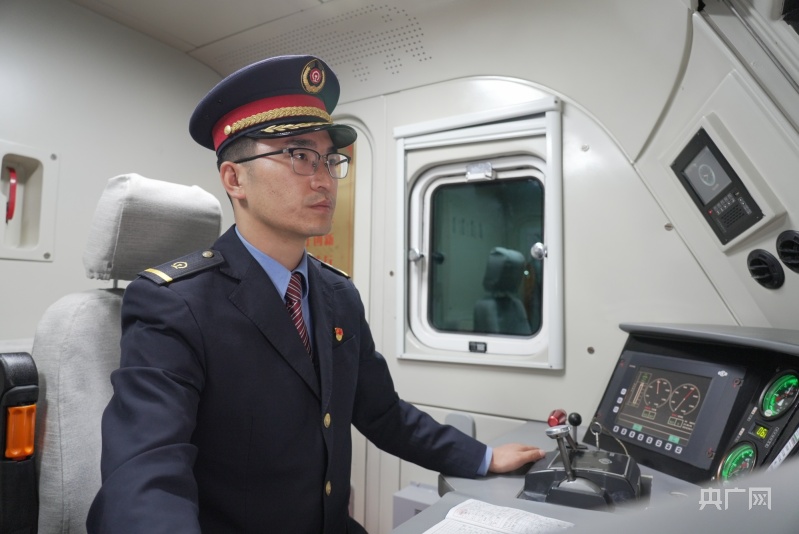 “雷锋号”机车首次承担进京列车牵引任务