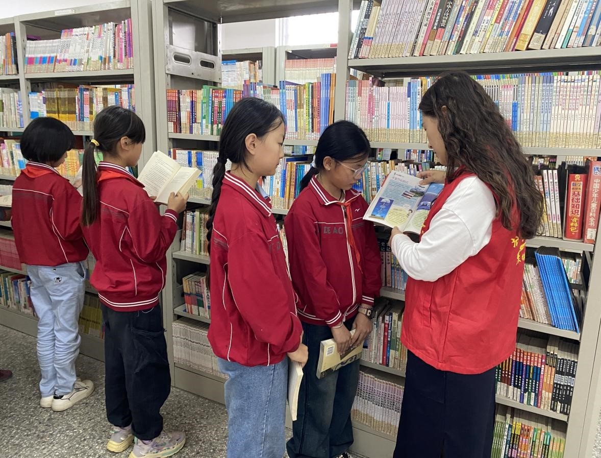 志愿者带领学生们开展了一系列丰富多样的阅读活动,包括读书分享会