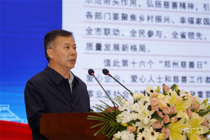 胡凌曦  摄)活动现场,陈宏伟宣读河南省委常委,郑州市委书记安伟和