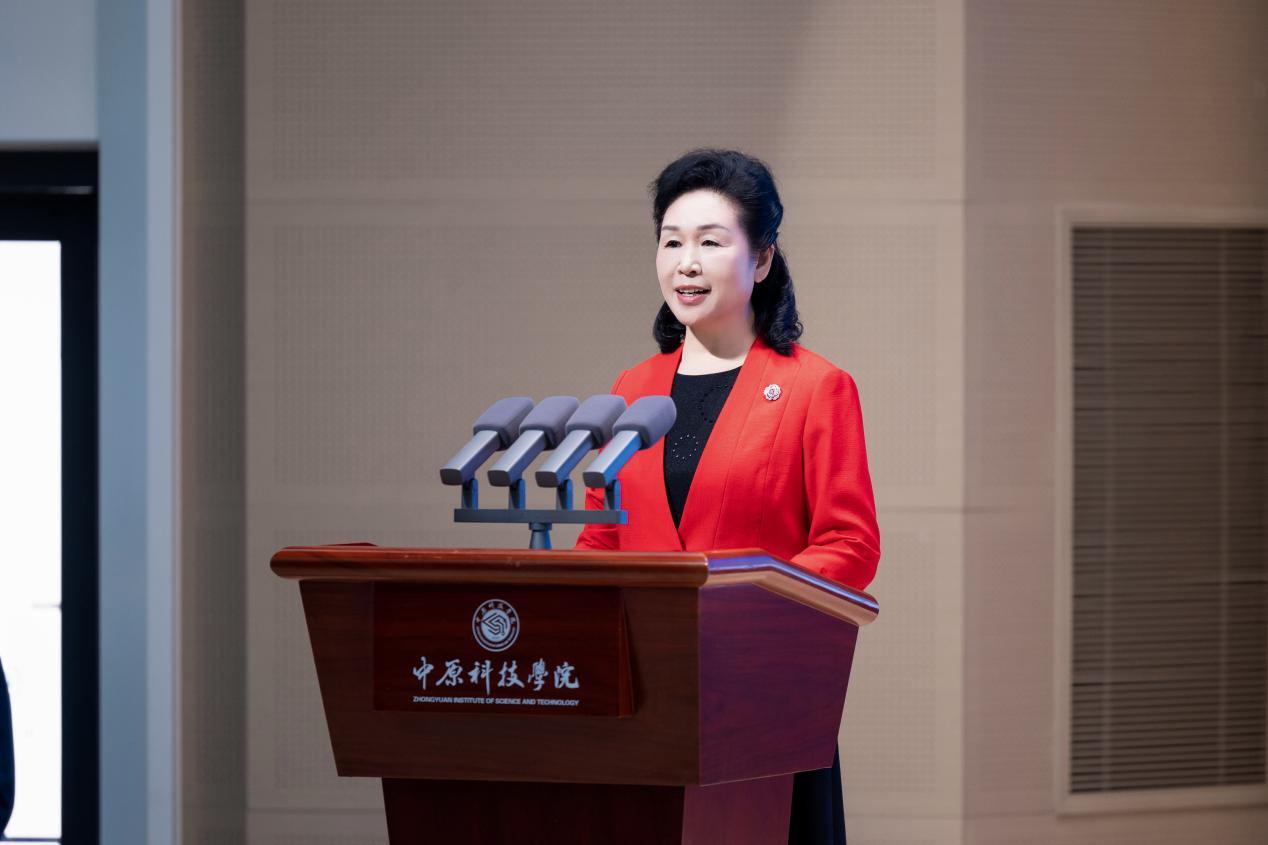 中原科技学院创办人,理事长李香枝致辞(学校供图,央广网发)黄奇帆在