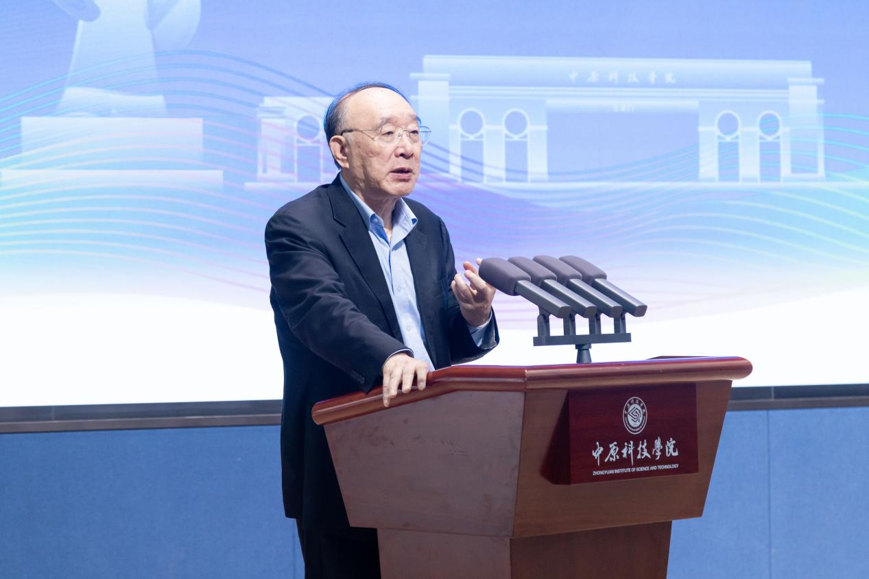 国家创新与发展战略研究会学术委员会常务副主席,重庆市原市长黄奇帆