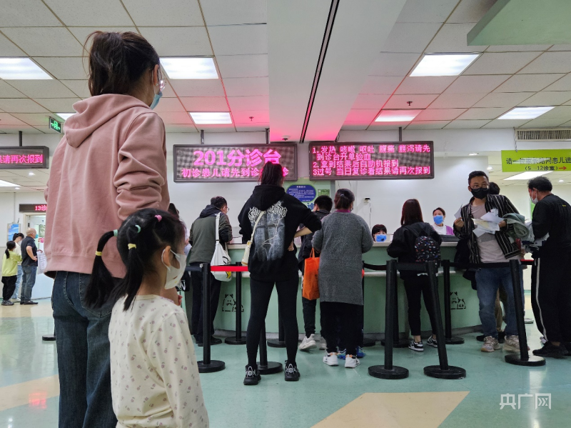 北京儿童医院迎来肺炎支原体感染患儿就诊高峰 院方采取多项措施应对
