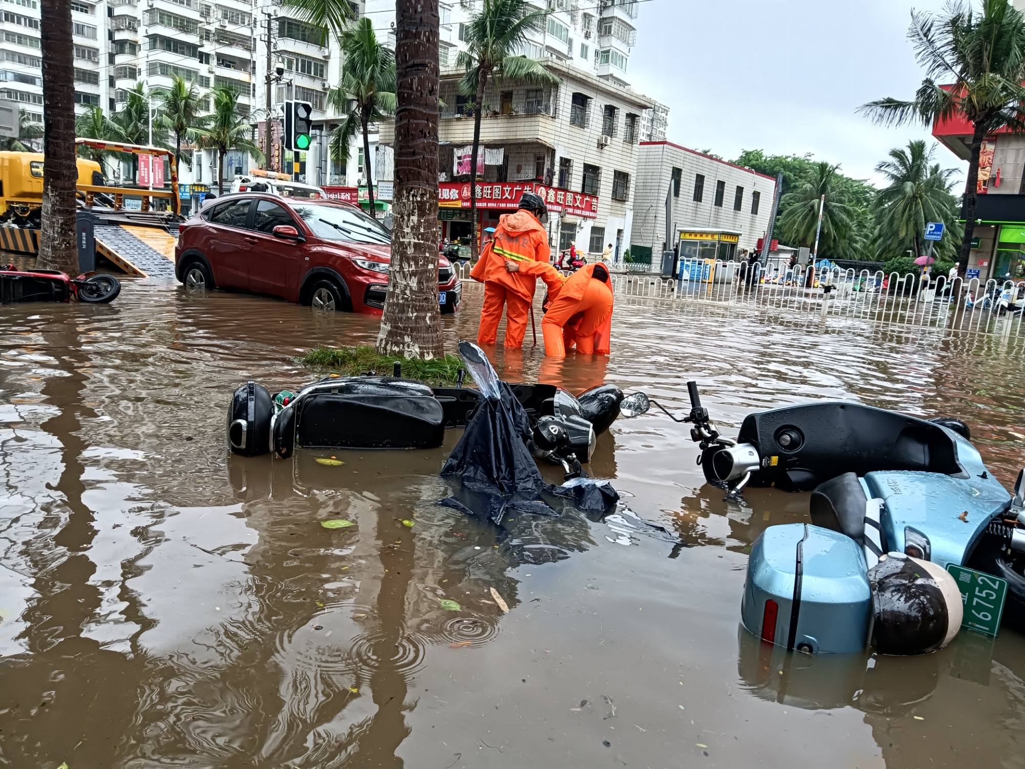 椰城迎来强降雨 海口市区多条道路积水