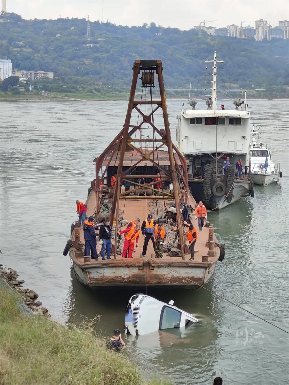 四川坠江宝马打捞上岸,车内发现一具女性尸体_央广网