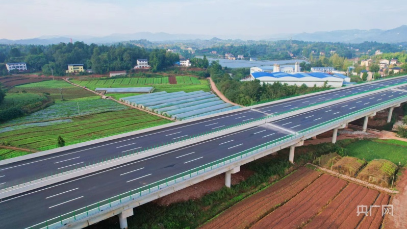 高速路面(孙燕婷摄)据悉,铜梁至安岳高速公路(重庆段)起于渝遂复线