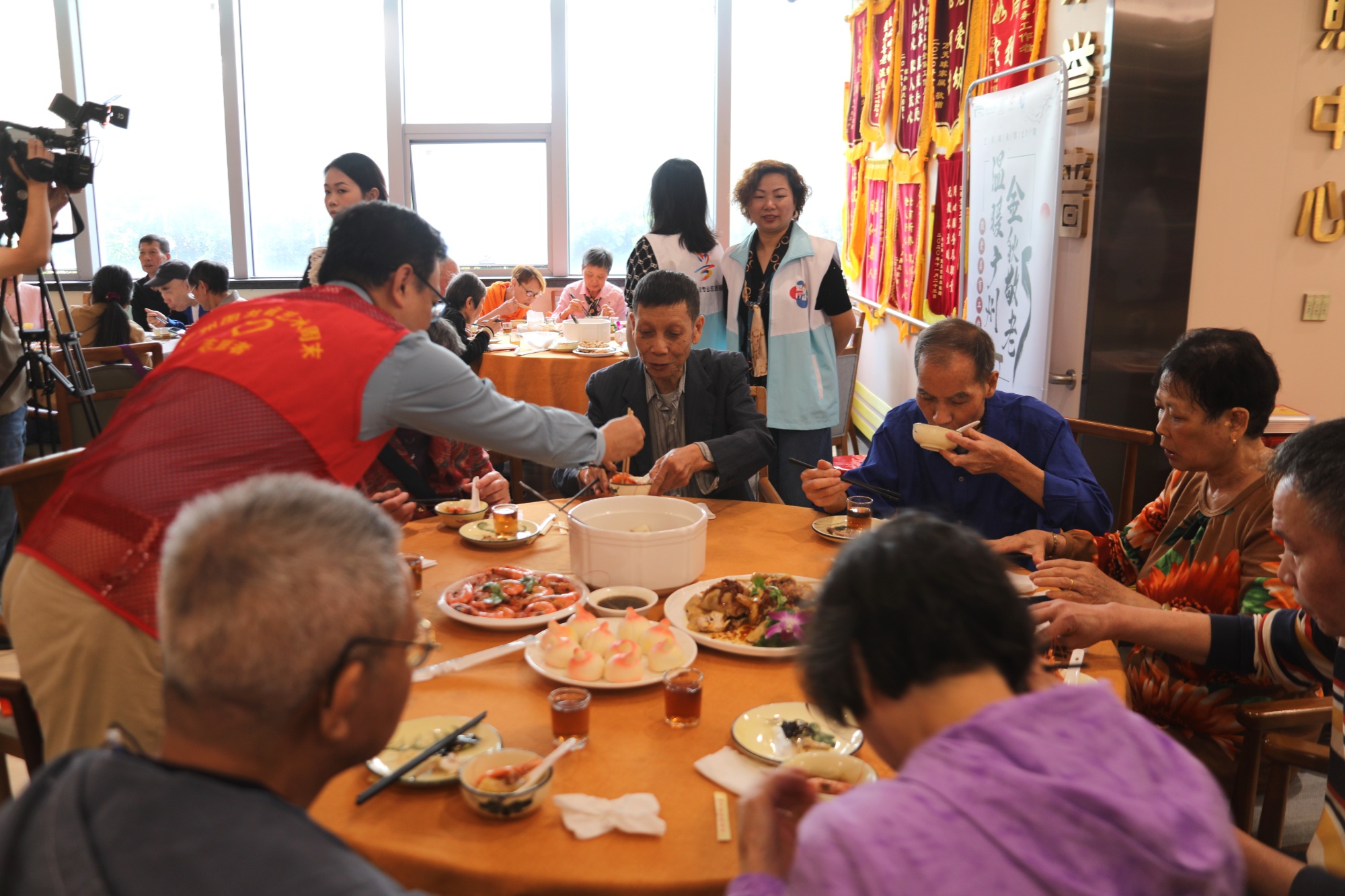 广州百名社区长者齐聚共享“百叟宴”