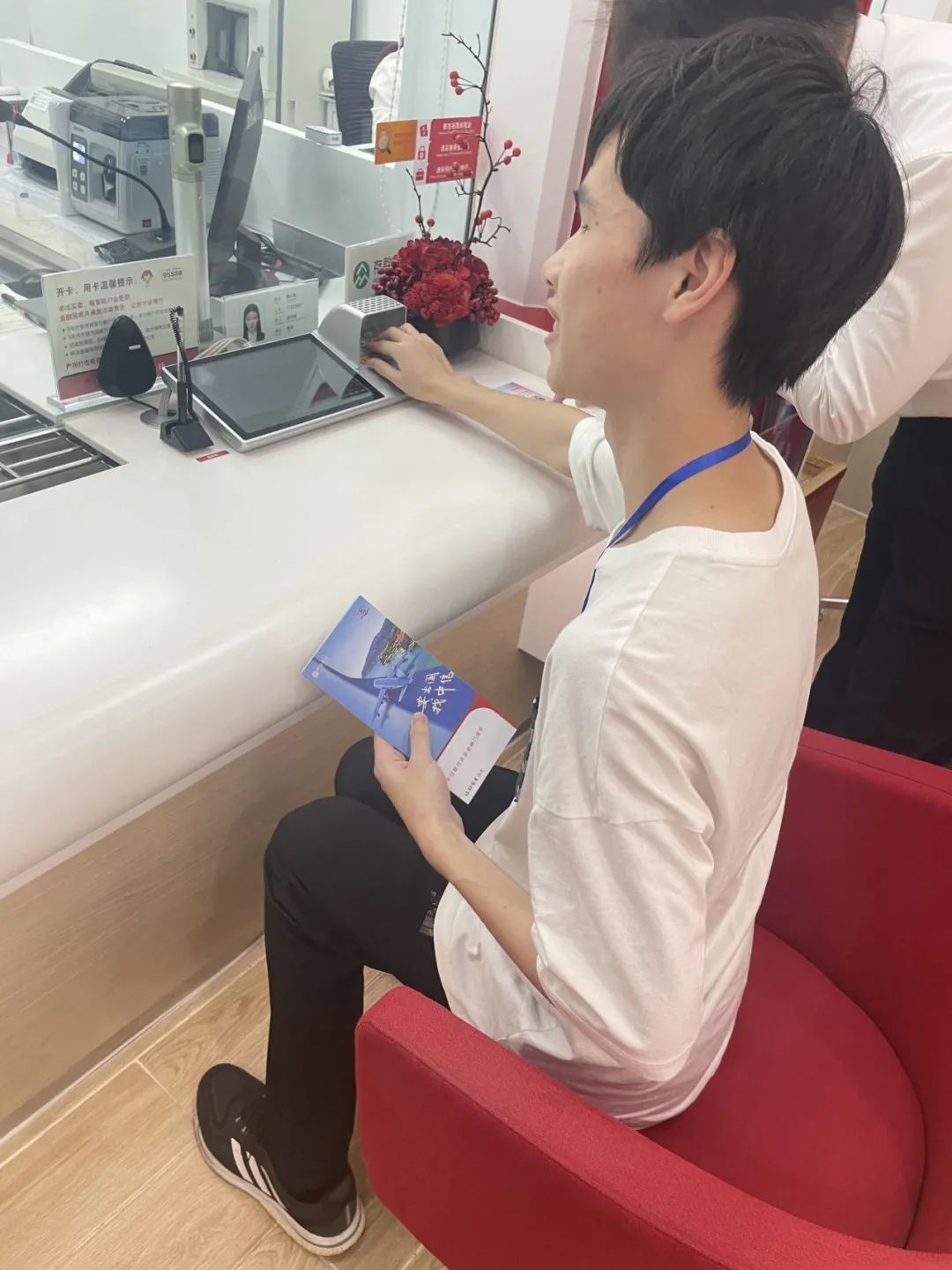 点亮光芒托举梦想中信银行上海分行与上海市盲童学校开展护航卫士小小