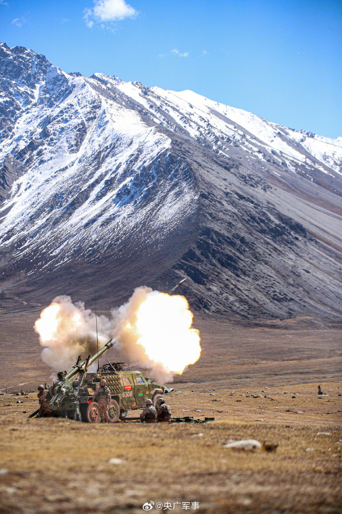 车载榴弹炮实弹射击火力全开