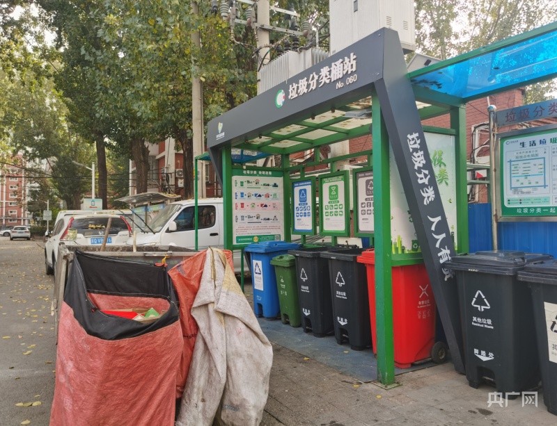 记者调查新白菜剁碎凑厨余事件后涉事垃圾分类桶站已换人绿鑫公司避谈