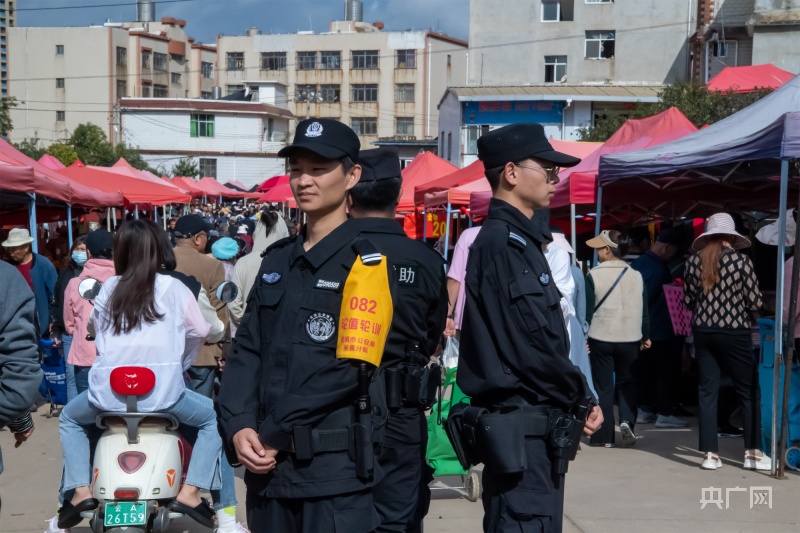 昆明呈贡龙街赶集日“警”相随护平安