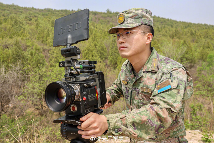 第24个中国记者节,向“兵记者”说声:你们辛苦了_央广网
