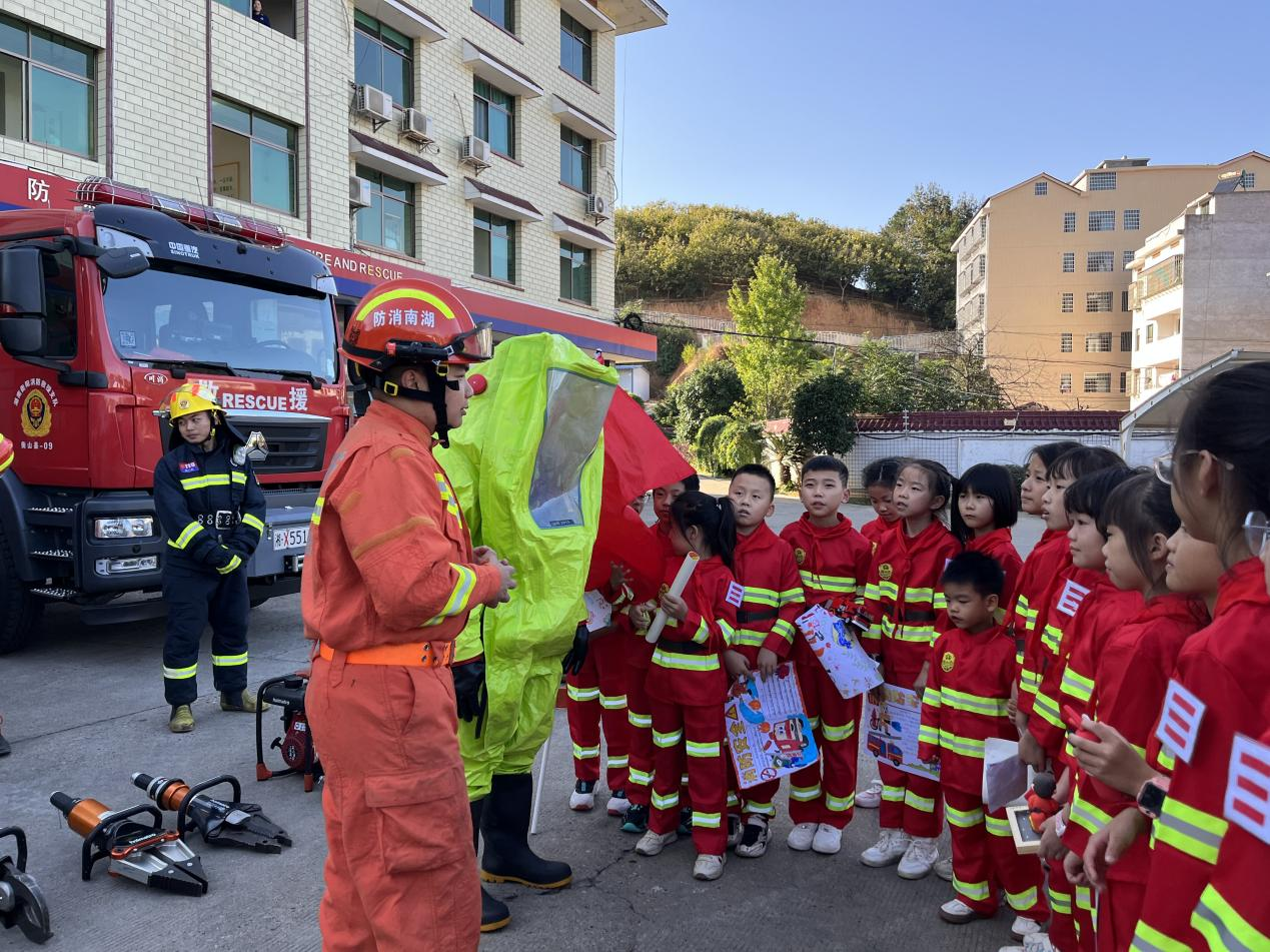 小学生体验穿防护服图片