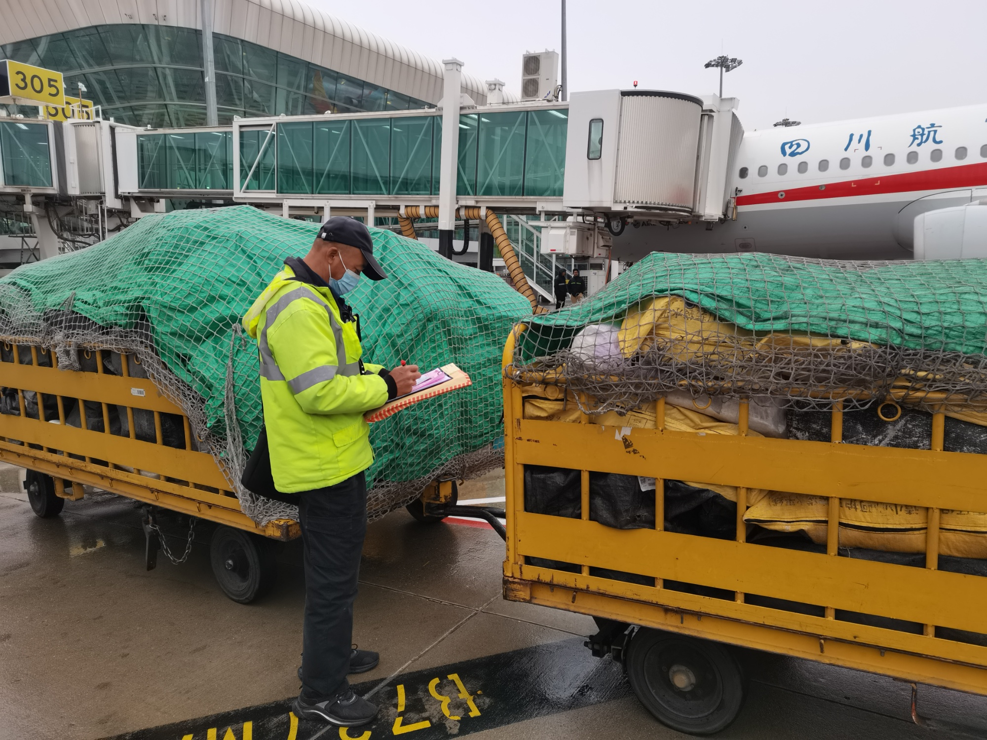 "双十一"当日武汉天河机场货物总量超120吨_央广网