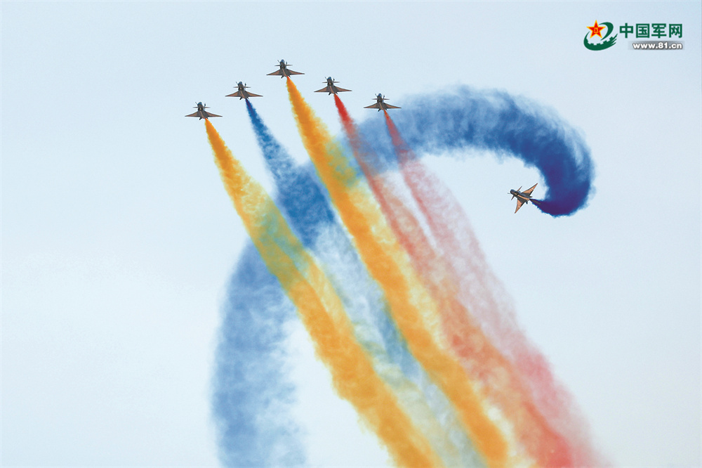 空军八一飞行表演队精彩亮相迪拜航空展